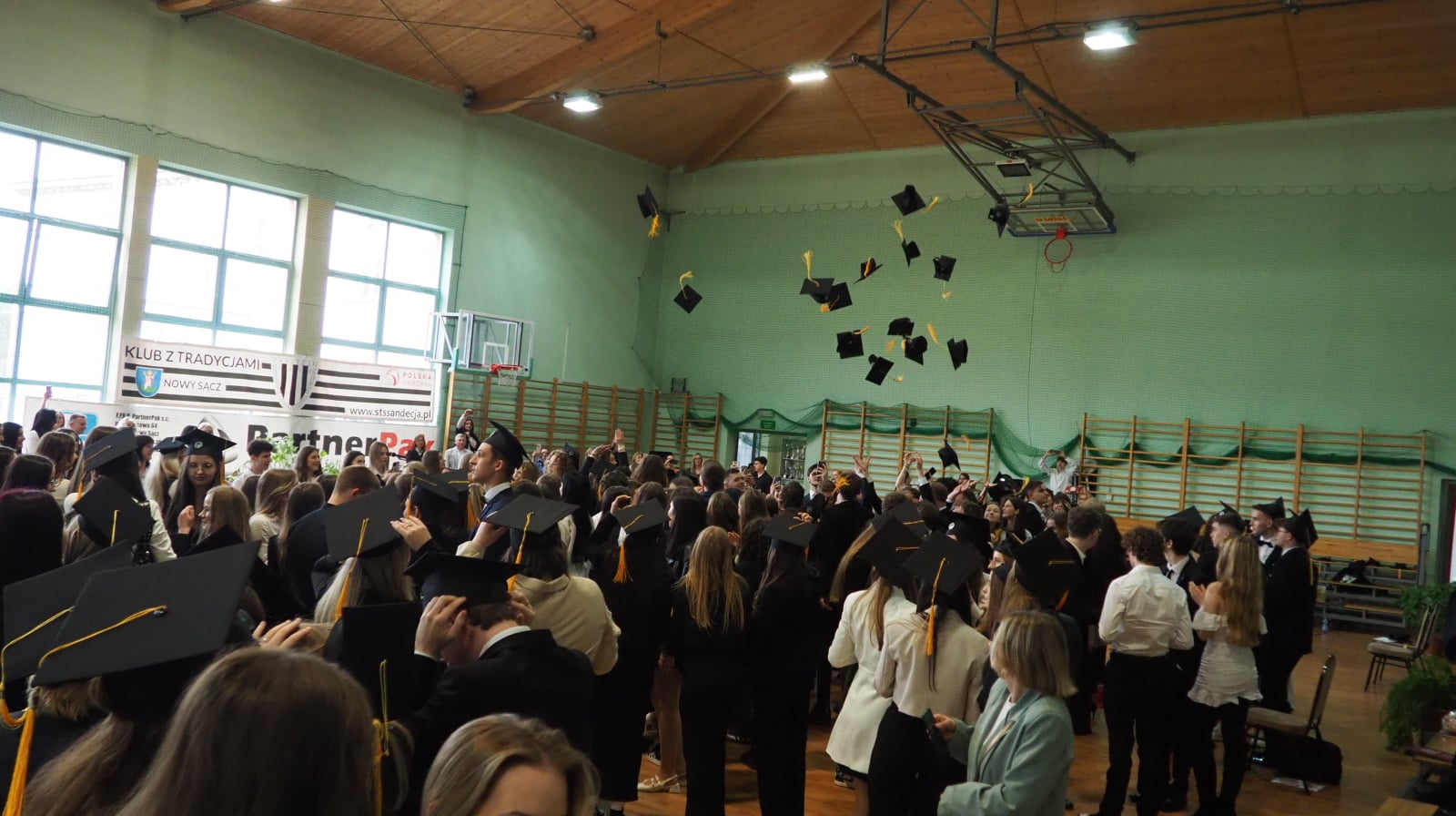 Zdjęcie Zakończenie roku klas 4 2025 (18)5a77e5f5-7352-4da9-b6ed-e6acc8a176f1.jpg w galerii Uroczyste pożegnanie tegorocznych maturzystów
